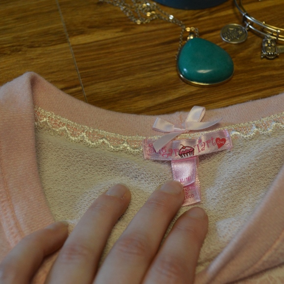 Cropped sweatshirt with lace print motif- like new - Picture 4 of 4